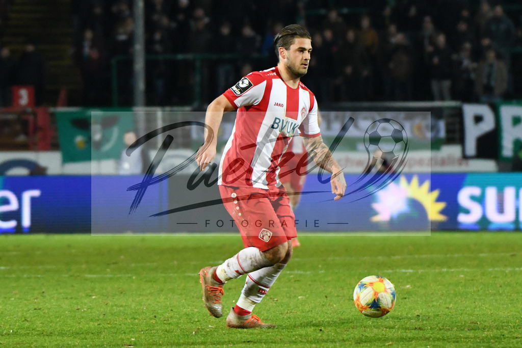 20200214_SCPFWK_0086 | Fussball, Herren: Dominic Baumann (FC Wuerzburger Kickers) in Aktion, am Ball, Einzelaktion waehrend des Spiels der 3. Liga zwischen SC Preussen Muenster und FC Wuerzburger Kickers im Preussenstadion am 14.02.2020 in Muenster, Deutschland.DFB / DFL REGULATIONS PROHIBIT ANY USE OF PHOTOGRAPHS AS IMAGE SEQUENCES AND/OR QUASI-VIDEO. - Realisiert mit Pictrs.com
