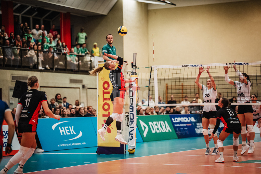 Volleyball | Frauen | Saison 2025/2026 | Volleyball Bundesliga | ETV Hamburger Volksbank Volleys vs. USC Münster | 22.01.2026 | Fiona Dittmann (#14, ETV Hamburger Volksbank Volleys) beim Angriff