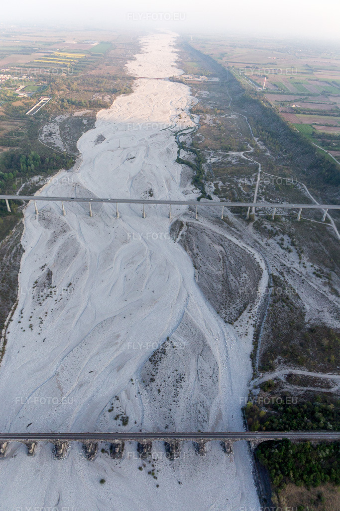 Vue aérienne: Vue de la ville à Montereale Valcellina dans le département Pordenone, Italie. Photo: IMG_098947.jpg prise le 08/04/2017 par Werner Riehm/FLY-FOTO.eu – Résolution de l'original: 3648 x 5472 px