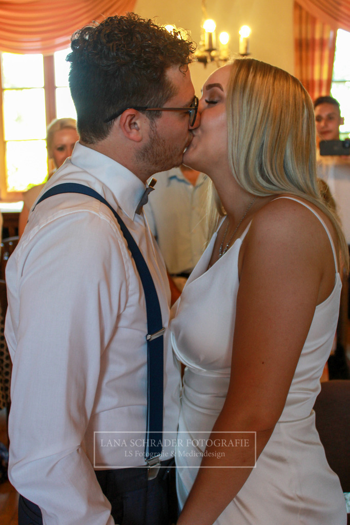 Hochzeit Sven _ Evi 30.06.22 Standesamt-15 | lanaschraderfotografie - Realisiert mit Pictrs.com