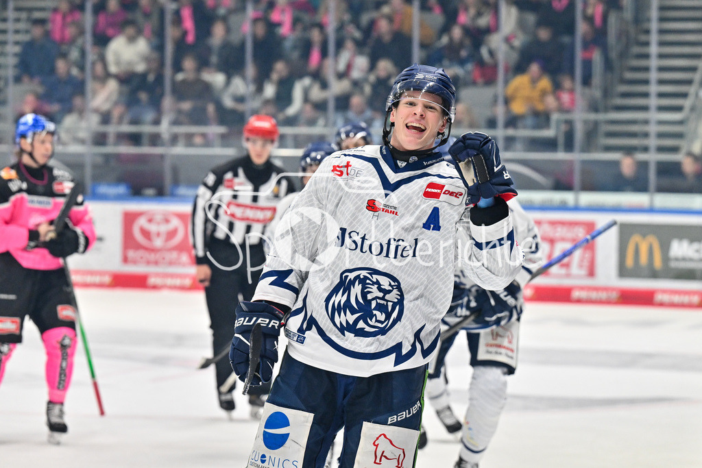 Augsburger Panther - Straubing Tigers | Jubel der Gaeste nach dem Treffer zum 0-2 durch Joshua SAMANSKI (Straubing Tigers #8) / Freude / happy / Tor / Torschuezte / DEL: Augsburger Panther - Straubing Tigers, Curt Frenzel Stadiom am 20.10.2024