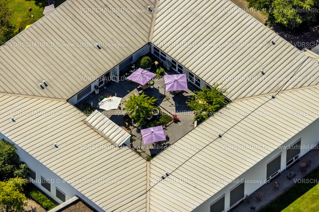 Duisburg230707783 | Luftbild, Malteser Hospizzentrum St. Raphael, mit Sonnenschirmen im Innenhof, Huckingen, Duisburg, Ruhrgebiet, Nordrhein-Westfalen, Deutschland