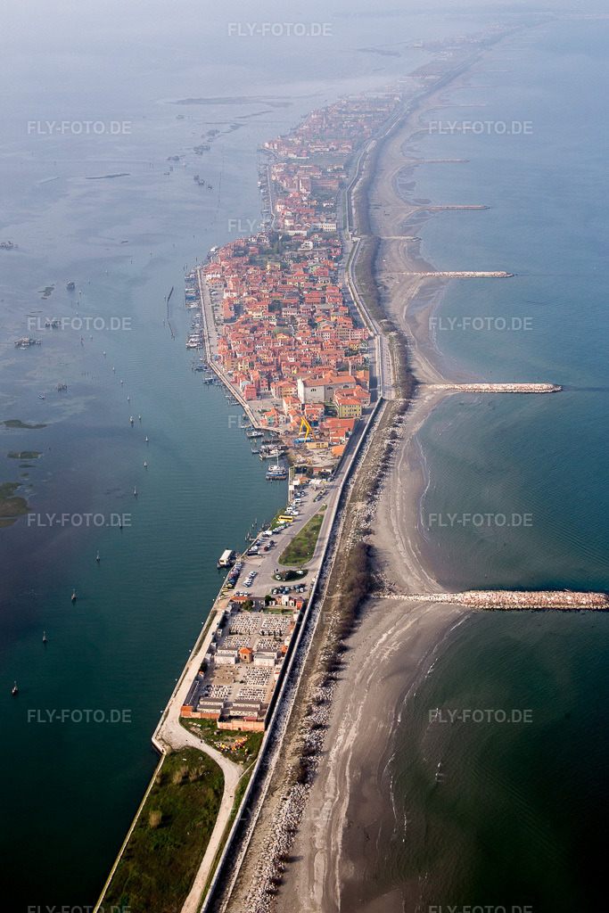 Luftbild: Ortsansicht in San Vito im Bundesland Venetien in Italien. Foto: IMG_087430.jpg vom 06.04.2016 durch Werner Riehm/FLY-FOTO.de