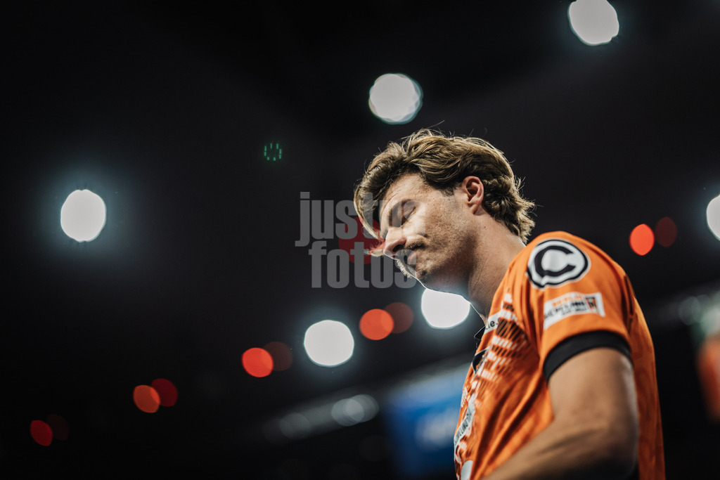 Volleyball | Herren | Saison 2024/2025 | 1. Volleyball Bundesliga Männer | Finale | BERLIN RECYCLING Volleys vs. SVG Lüneburg | 03.05.2025 | Matthew Lambert Knigge (#2, Berlin Recycling Volleys) ärgert sich