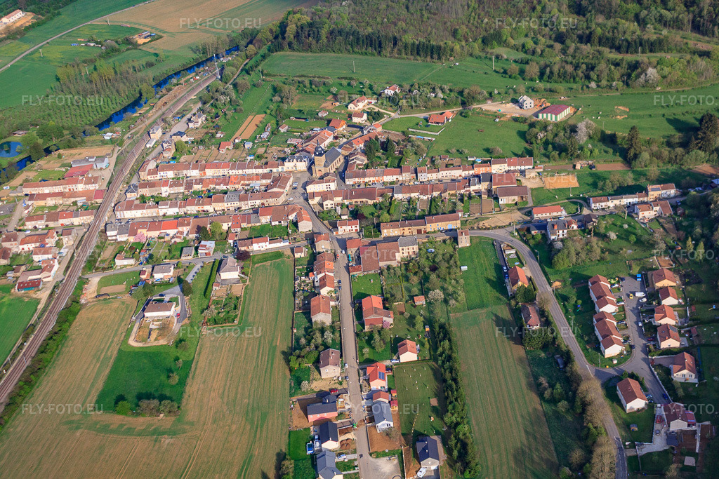 Vue aérienne: Village - vue depuis l'ouest sur la rivière Chiers et en bordure des champs agricoles et des terres cultivées à Charency-Vezin dans le département Meurthe et Moselle, France – .Photo: IMG_39752.jpg prise le 16/04/2011 par Werner Riehm/FLY-FOTO.eu – Résolution de l'original: 4752 x 3168 px