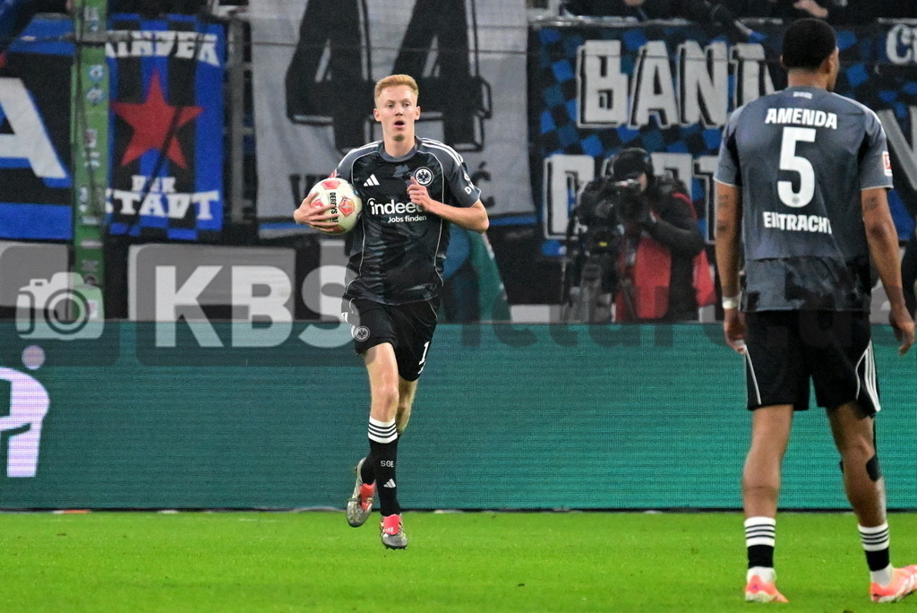 KBS Picture_HSV-Frankfurt_035 | Larsson Hugo (Eintr. Frankfurt) Torschuetze zum 1:1 bringt den Ball zum Anstosskreis ,Sportplatz :  Volksparkstadion, - Realisiert mit Pictrs.com