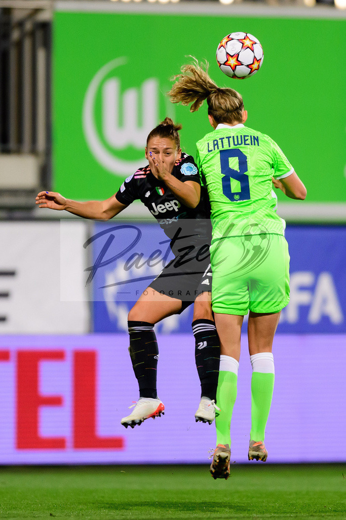 WOBJUV20211118_134 | Fussball, Frauen: Lisa Boattin (Juventus FC) und Lena Lattwein (VfL Wolfsburg) im Zweikampf bei dem Spiel der UEFA Women´s Champions League zwischen VfL Wolfsburg und Juventus Turin im AOK-Stadion am 18.11.2021 in Wolfsburg, Deutschland. - Realisiert mit Pictrs.com