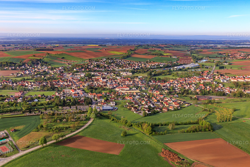 Aerial view: View of the town from the north in Retschwiller in the state Bas-Rhin, France. – Photo: IMG_113815.jpg taken on 04/29/2019 by Werner Riehm/FLY-FOTO.com – Resolution of the original: 5193 x 3462 px