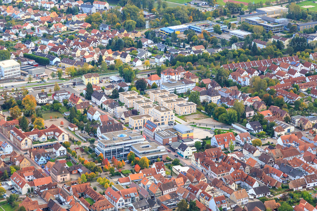 Luftbild: Sparkasse, VG-Verwaltung und Wohnsiedlung Im Stadtkern aus Nordosten in Kandel im Bundesland Rheinland-Pfalz in Deutschland. Foto: IMG_103878.jpg vom 01.10.2017 durch Werner Riehm/FLY-FOTO.de