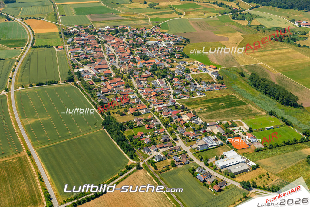 Das Luftbild zeigt : Sallach Geiselhöring - Die Luftaufnahme wurde 2023 vom UL-Flugzeug aus erstellt ( keine Drohne ) - Hochauflösende Luftaufnahme - Für grossformatige Ausdrucke geeignet. Die Geschenkidee !Mit Lizenz und Bildrechte bestellbar