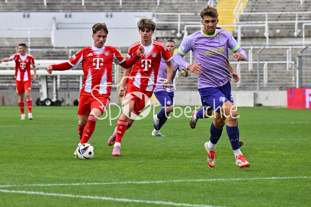FC Bayern Amateure - FC Würzburger Kickers | am Ball Tim Andreas BINDER (FC Bayern Muenchen II 11) / Regionalliga Bayern: FC Bayern Amateure - FC Würzburger Kickers; Grünwalder Stadion am 27.09.2025