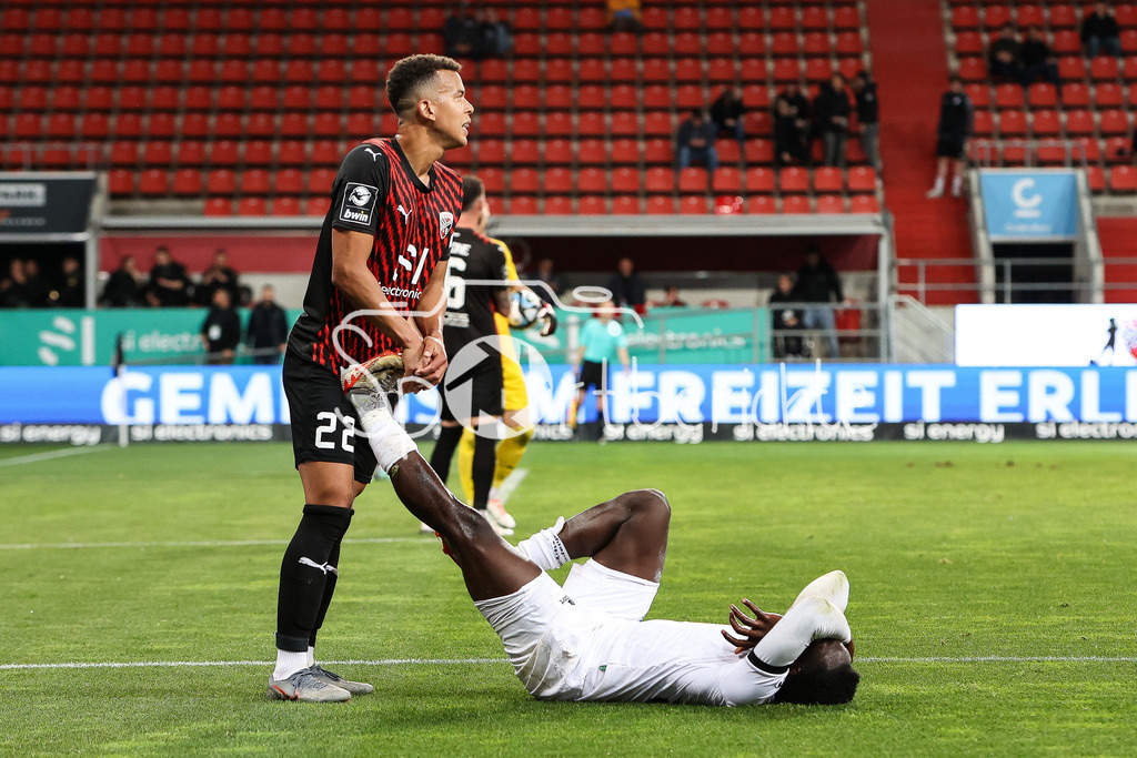 FC Ingolstadt - SV Waldhof Mannheim | Marcel COSTLY (FCI #22) hilft Kennedy Onyedika OKPALA (SVW #32) / Zerrung / verletzt / verletzung