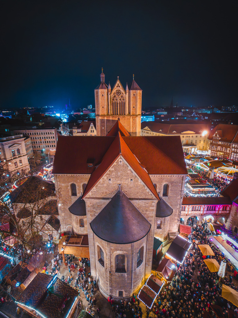 Dom St. Blasii | Entdecke exklusive Fotokunst aus Braunschweig: Bildband, Leinwände, Postkarten, Kalender, digitale Downloads & Bildlizenzen. Jetzt im offiziellen Beautiful Braunschweig Shop! - Realisiert mit Pictrs.com