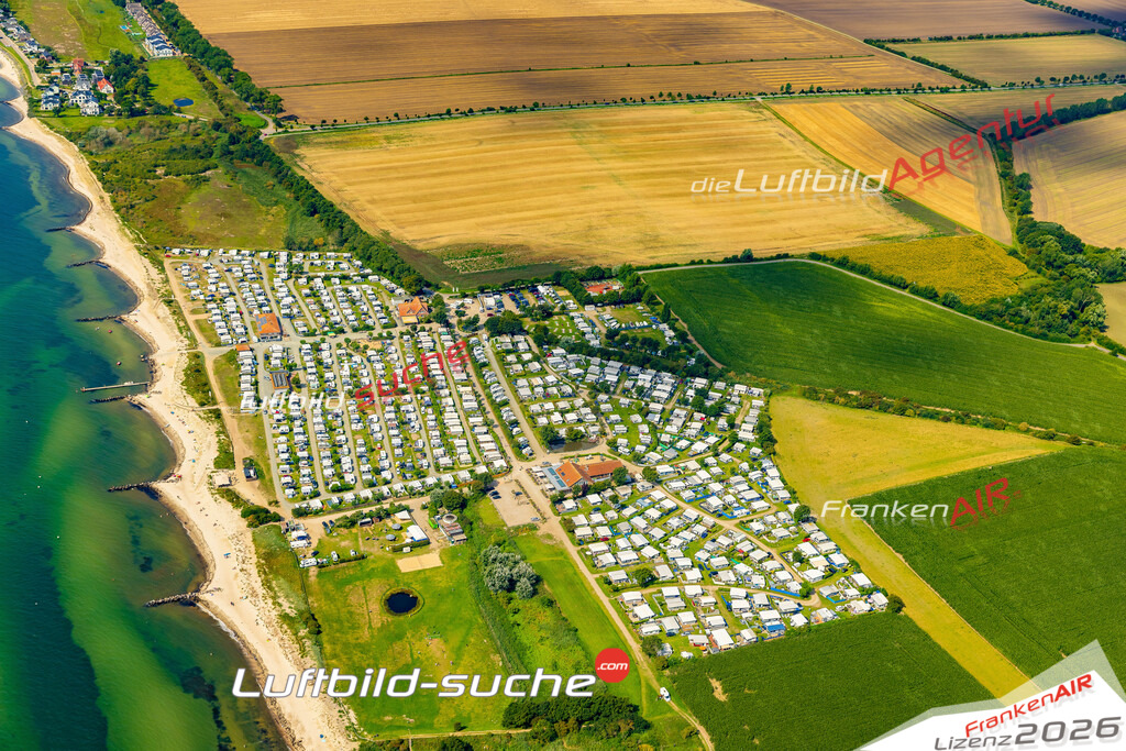 Fehmarnsund Camping Fehmarn Bild- Das Luftbild wurde 2025 vom UL-Flugzeug heraus erstellt ( keine Drohne bzw. Drohnenaufnahme ) - Hochauflösende Luftaufnahme -Nicht vergleichbar mit Google Maps oder Satelittenbilder- Die Geschenkidee !Mit Lizenz und Bildrechte bestellbar - CC