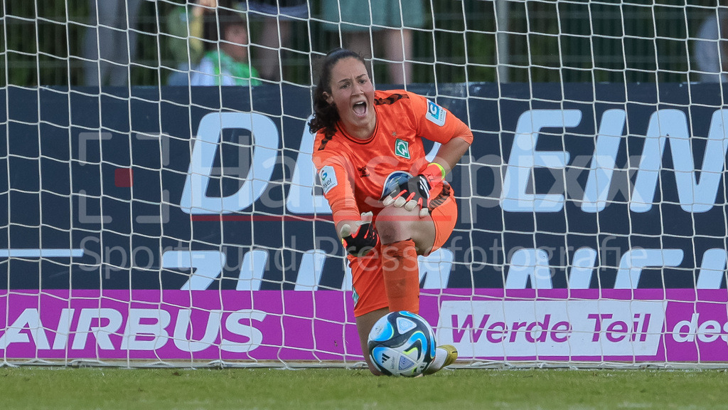 Fussball, Google Pixel Frauen-Bundesliga, SV Werder Bremen - VfL Wolfsburg | v.li.: Livia Peng (Torhüterin, Torwart, SV Werder Bremen, 1) am Ball, Freisteller, Einzelbild, Ganzkörper, Aktion, Action, Spielszene, DIE DFB-RICHTLINIEN UNTERSAGEN JEGLICHE NUTZUNG VON FOTOS ALS SEQUENZBILDER UND/ODER VIDEOÄHNLICHE FOTOSTRECKEN. DFB REGULATIONS PROHIBIT ANY USE OF PHOTOGRAPHS AS IMAGE SEQUENCES AND/OR QUASI-VIDEO.