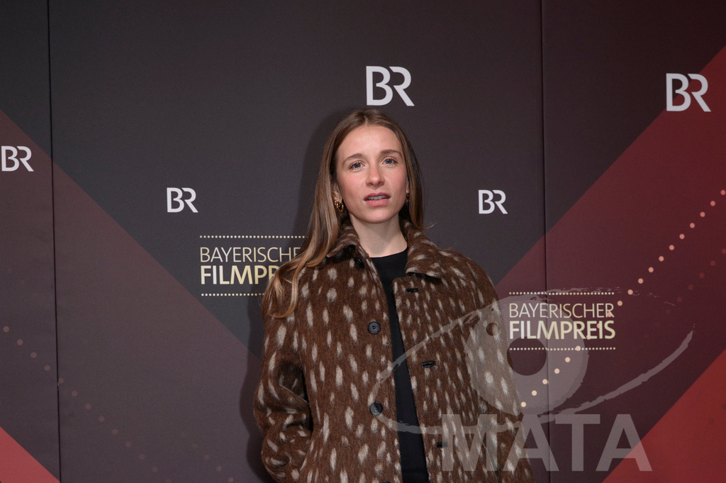 _DWI5081 | Lena Klenke bei der Verleihung des 47. Bayerischen Filmpreises 2026  im Prinzregententheater. München, Deutschland. Der Bayerische Filmpreis wird seit 1979 von der Bayerischen Staatsregierung verliehen, um die Bedeutung des Kinofilms als Kulturgut herauszustellen - Realisiert mit Pictrs.com