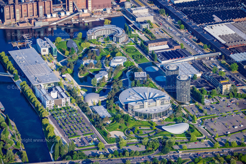 Wolfsburg_Volkswagen_Museum_ELS_0157050623 | WOLFSBURG 05.06.2023 Tourismus- Attraktion und Sehenswürdigkeit der Autostadt GmbH am Werksgelände der Volkswagen AG in Wolfsburg im Bundesland Niedersachsen, Deutschland. Weiterführende Informationen bei: Autostadt GmbH,  HENN GmbH,  SEH Engineering GmbH,  VOLKSWAGEN AG. // Tourist attraction and sightseeing Autostadt GmbH on factorysgelaende of Volkswagen AG in Wolfsburg in the state Lower Saxony, Germany. Further information at: Autostadt GmbH,  HENN GmbH,  SEH Engineering GmbH,  VOLKSWAGEN AG. Foto: Martin Elsen