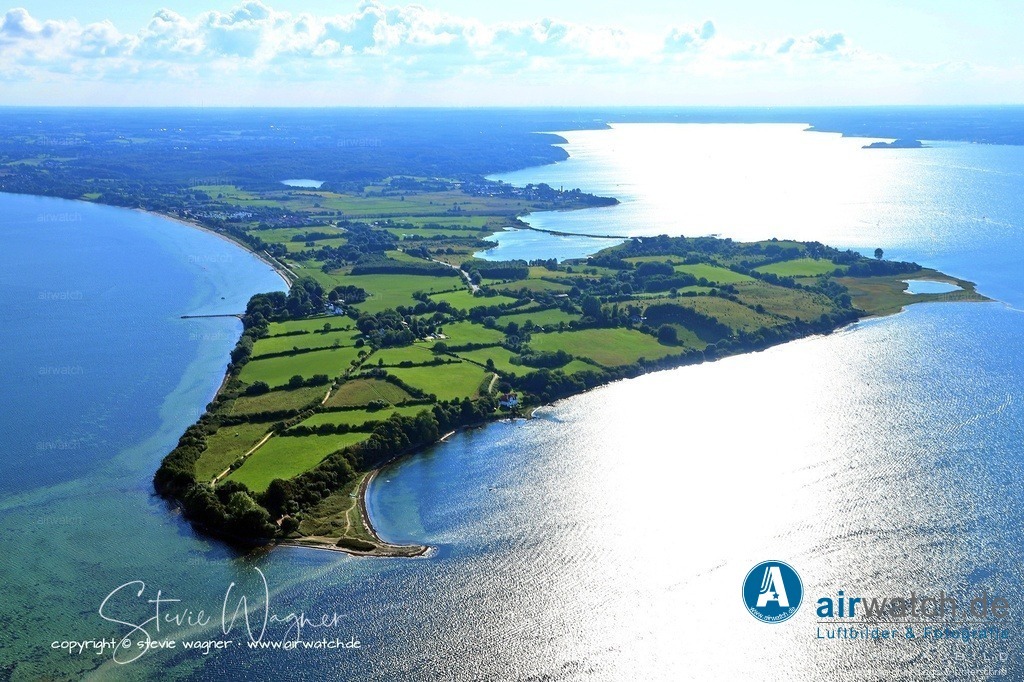 Luftbild Halbinsel Holnis bei Glücksburg - Heute ist sie ein idyllischer Ort für Spaziergänge, Sonnenuntergänge und Ausblicke auf das Wasser | Die Nordspitze selbst ist weniger durch architektonische oder militärische Bauwerke geprägt, sondern durch ihre landschaftliche Lage an der Flensburger Förde, die sie zu einem symbolträchtigen Ort der Region macht. Heute ist sie ein idyllischer Ort für Spaziergänge, Sonnenuntergänge und Ausblicke auf das Wasser, der vor allem von Touristen und Einheimischen als Erholungsraum genutzt wird
