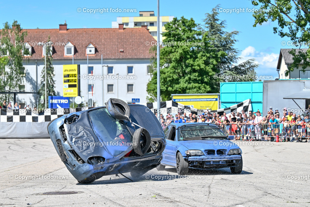 Linz_ Autostunt_ Monstertruck_ Show_ 20.05.2024-21 | 20.05.2024, Linz, AUT, Stuntshow, im Bild Linz, Autostunt, Monstertruck, Show, Schrottauto, Stuntman, Motor, Artistik, Ueberschlag, Feuershow, Zuschauer
