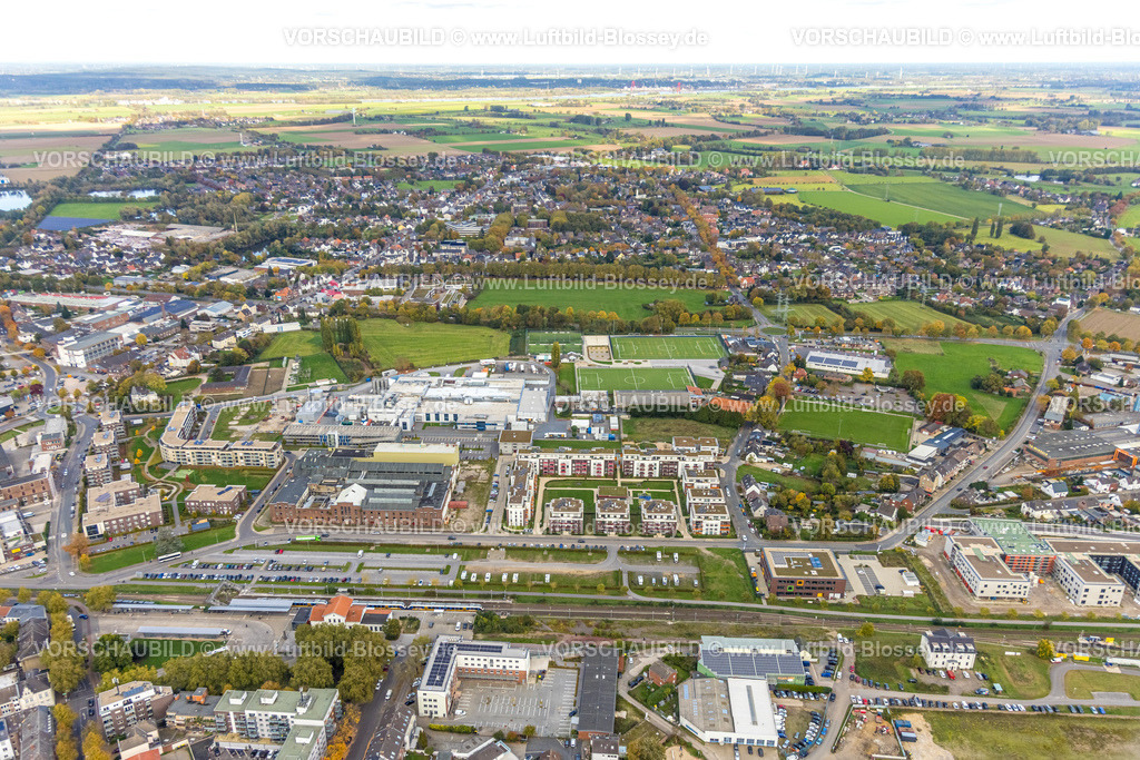 Kleve251005782 | Luftbild, Ortsansicht Kleve, Neubau Flora Quartier Apartmenthäuser, ehemaliges Areal der Margarine-Union, Bahnhof Kleve, Stadthalle, Kleve, Niederrhein, Nordrhein-Westfalen, Deutschland