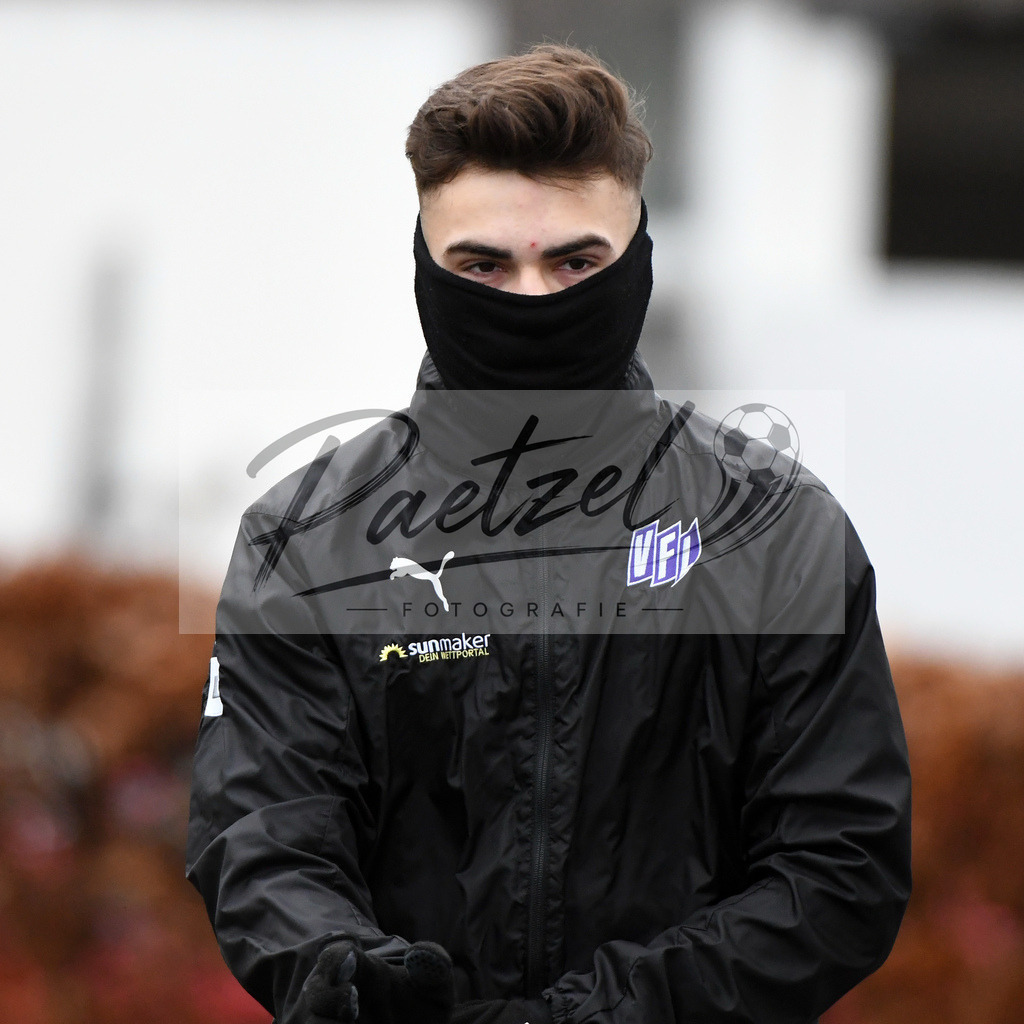 20200226_TRAOSN_0016 | Fussball, Herren: Marc Auge (VFL Osnabrueck U19) schaut waehrend der Trainingseinheit des VfL Osnabrueck im Sportpark Illoshoehe am 26.02.2020 in Osnabrueck, Deutschland. - Realisiert mit Pictrs.com