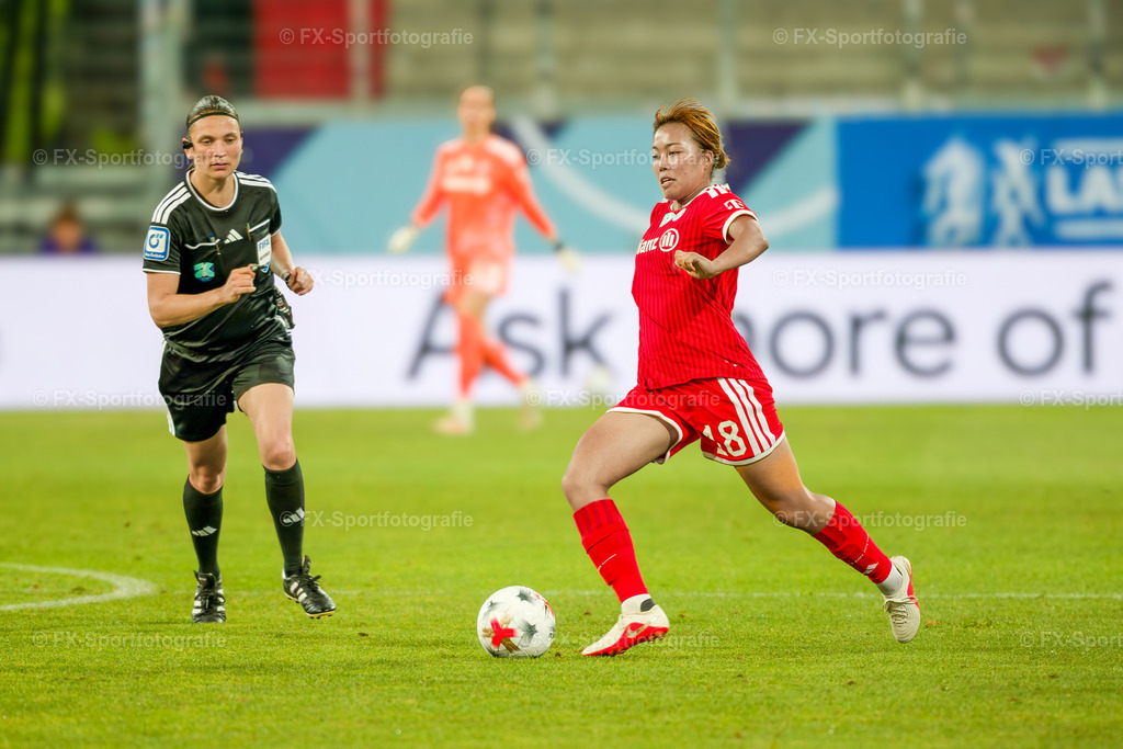 Supercup-Frauen-Bayern-Muenchen-vs-VfL-Wolfsburg 062 | Sportfotos und Eventgalerien von FX-Sportfotografie. Bilder von Fußball, Vereinsveranstaltungen und Events direkt ansehen und als Download bestellen. - Realisiert mit Pictrs.com