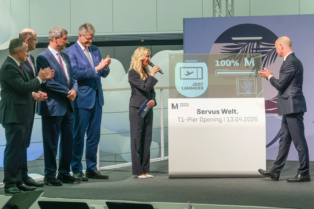 Flughafen | München - Eröffnung Terminal 1 Pier , neue Anbau am Münchener Flughafen , 13 April 2026. Im Bild: Bundesminister für Verkehr Patrick Schnieder , Bayerischer Miinisterpräsident Markus Söder , Bayerischer Staatsminister für Finanzen , Vorsitzender Geschäftsführung Flughafen München Jost Lammers , Referent für Arbeit und Wirtschaft Landeshauptstadt München Christian Scharpf - Realisiert mit Pictrs.com