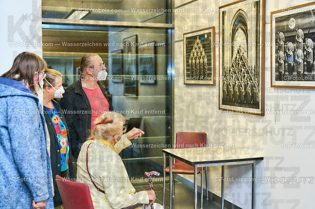 ALP2144_Buchvorstellung-Systemerhalter_Fellner Leo | (C)2023 FotoLois.com, Alois Spandl, Buchpräsentation 'Systemerhalter' von Leo Fellner, die Vernissage im Landesklinikum Melk musste kurzfristigst wegen zu großer Gefahr einer Corona-Infektion abgesagt werden, weshalb nur wenige Beuscher zur Präsentation erschienen sind (statt der angemeldeten 150 Personen), die Ausstellung im Landesklinikum kann noch bis Weihnachten einzeln oder in Kleingruppen besucht werden, Do 9. Nobember 2023.