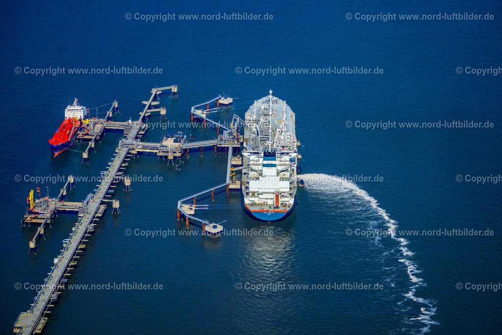 Wilhelmshaven_LNG_Schiff_Höegh_Esperanza_ELS_5478050924 | WANGERLAND 05.09.2024 Wasserbrücke mit Leitungssystemen des LNG Erdgas und Flüssiggas- Terminal und Entladekai beim Entladen der " Höegh Esperanza " einem LNG-Speicher- und Verdampfungs-Schiff in Hooksiel im Bundesland Niedersachsen, Deutschland. Weiterführende Informationen bei: Höegh LNG AS,  Uniper Anlagenservice GmbH,  Uniper SE. // Water bridge with line systems of the LNG natural gas and liquid gas terminal and unloading dock when unloading the "Hoeegh Esperanza" an LNG storage and evaporation ship in Hooksiel in the state Lower Saxony, Germany. Further information at: Hoeegh LNG AS,  Uniper Anlagenservice GmbH,  Uniper SE. Foto: Martin Elsen