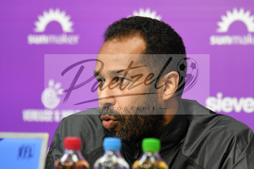 20200304_PKOSNA_0031 | Fussball, Herren: Trainer Daniel Thioune (VfL Osnabrueck) schaut waehrend der Pressekonferenz des VfL Osnabrueck im Presseraum des Stadion an der Bremer Bruecke am 04.03.2020 in Osnabrueck, Deutschland. - Realisiert mit Pictrs.com