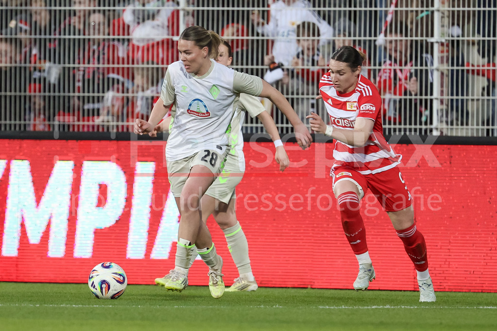 Fussball, Google Pixel Frauen-Bundesliga, 1. FC Union Berlin - SV Werder Bremen | v.li.: Juliane Wirtz (SV Werder Bremen, 28) und Sophie Weidauer (1. FC Union Berlin, 9) im Zweikampf, Duell, Dynamik, Aktion, Action, Spielszene, DIE DFB-RICHTLINIEN UNTERSAGEN JEGLICHE NUTZUNG VON FOTOS ALS SEQUENZBILDER UND/ODER VIDEOÄHNLICHE FOTOSTRECKEN. DFB REGULATIONS PROHIBIT ANY USE OF PHOTOGRAPHS AS IMAGE SEQUENCES AND/OR QUASI-VIDEO.