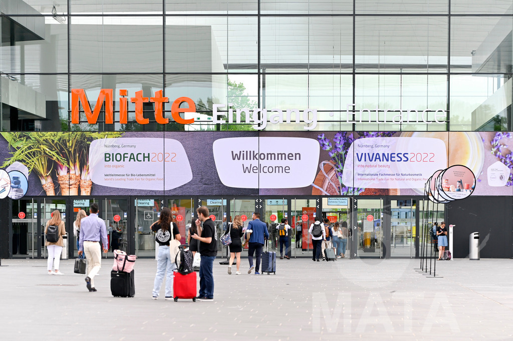 _DWI2815 | Das Herz der internationalen Bio-Branche schlug vom 26.–29.07.2022 für vier Tage in Nürnberg. Die BIOFACH, Weltleitmesse für Bio-Lebensmittel, und die VIVANESS, Internationale Fachmesse für Naturkosmetik, meldet sich mit der einmaligen „Summer Edition“ zurück. Groß war die Wiedersehensfreude der über 24.000 Fachbesucher aus 137 Ländern. Im Fokus: Der persönliche Austausch, Networking und vertiefte Gespräche zu den Themen der Zeit. Aber auch: Neuheiten und Trends entdecken und eintauchen mit allen Sinnen in die Produktvielfalt der 2.276 Aussteller aus 94 Ländern. Nürnberg, 29.07.2022 - Realisiert mit Pictrs.com
