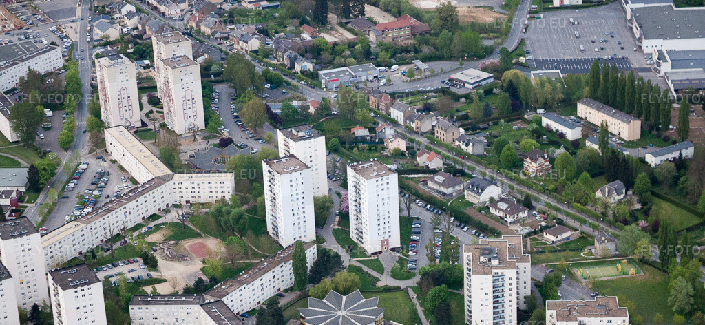 Vue aérienne: Complexe d'immeubles de grande hauteur sur l'avenue du Muguet à Charleville-Mézières dans le département Ardennes, France – .Photo: IMG_39870.jpg prise le 16/04/2011 par Werner Riehm/FLY-FOTO.eu – Résolution de l'original: 4752 x 2192 px – Charleville-Mézières