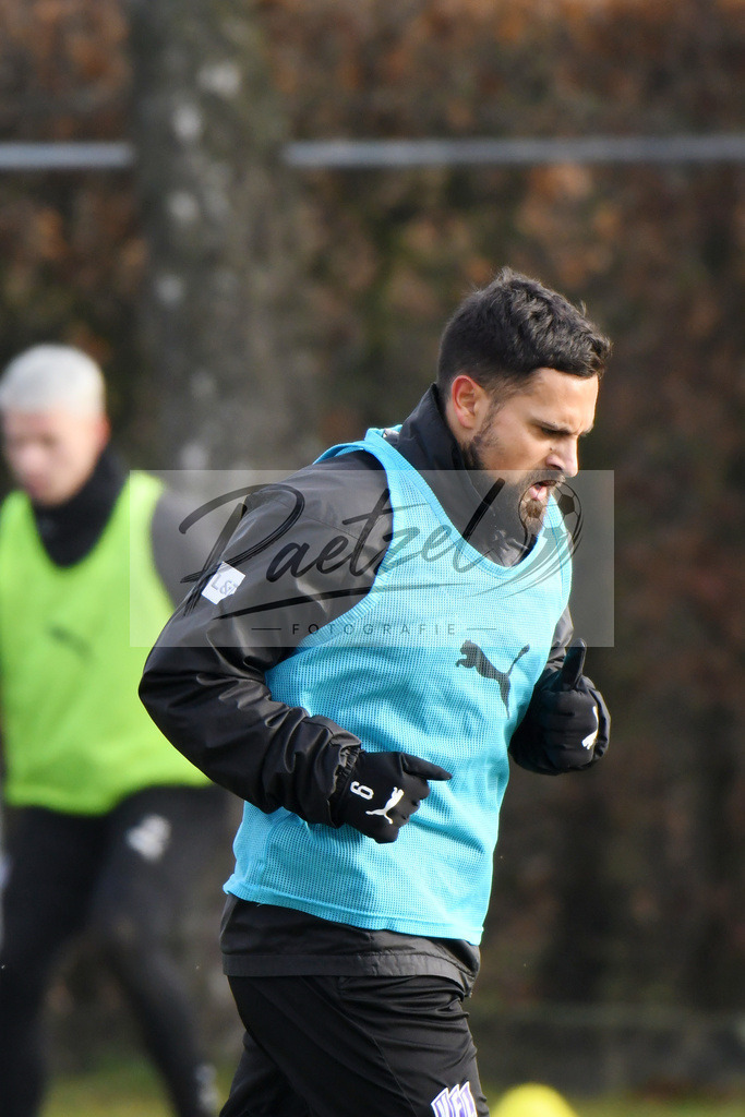 20200126_TRAOSN_0043 | Fußball, Herren: Marcos Alvarez (VfL Osnabrück) schaut beim Training des VfL Osnabrück am 26.01.2020 im Sportpark Illoshöhe in Osnabrück, Deutschland.(Foto von Nico Paetzel) - Realisiert mit Pictrs.com