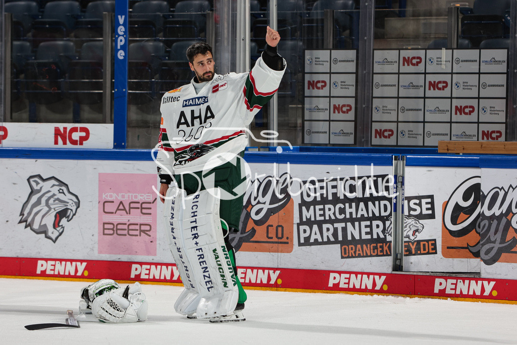 Nuernberg ICE Tigers - Augsburger Panther | Dennis ENDRAS (AEV #44) feiert mit dne Fans