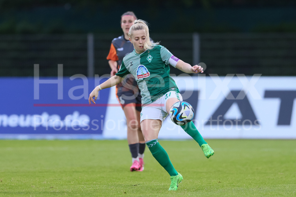 Fussball, Google Pixel Frauen-Bundesliga, SV Werder Bremen - MSV Duisburg | v.li.: Nina Lührßen (SV Werder Bremen, 27) am Ball, Einzelbild, Ganzkörper, Aktion, Action, Spielszene, DIE DFB-RICHTLINIEN UNTERSAGEN JEGLICHE NUTZUNG VON FOTOS ALS SEQUENZBILDER UND/ODER VIDEOÄHNLICHE FOTOSTRECKEN. DFB REGULATIONS PROHIBIT ANY USE OF PHOTOGRAPHS AS IMAGE SEQUENCES AND/OR QUASI-VIDEO.