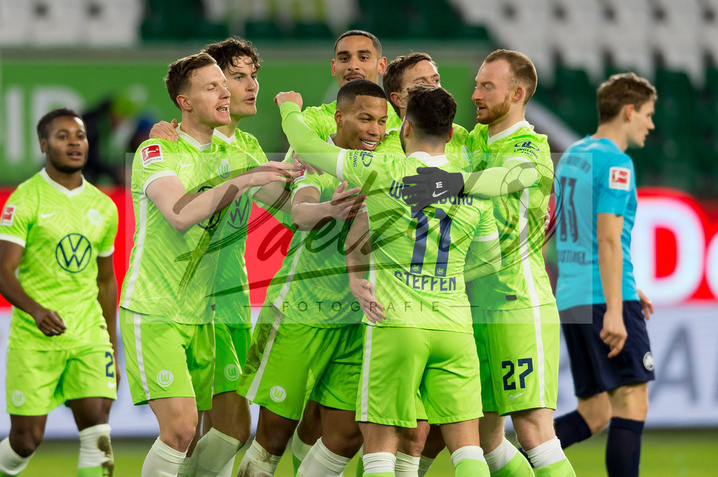 WOBFUE20220206_016 | Fussball, Herren: Aster Vranckx (VfL Wolfsburg) Torjubel, jubelt mit seiner Mannschaft nach dem Treffer zum 1:0 bei dem Spiel der 1. Bundesliga zwischen VfL Wolfsburg und SpVgg Greuther Fuerth in der Volkswagen Arena am 06.02.2022 in Wolfsburg, Deutschland.DFB / DFL REGULATIONS PROHIBIT ANY USE OF PHOTOGRAPHS AS IMAGE SEQUENCES AND/OR QUASI-VIDEO. - Realisiert mit Pictrs.com