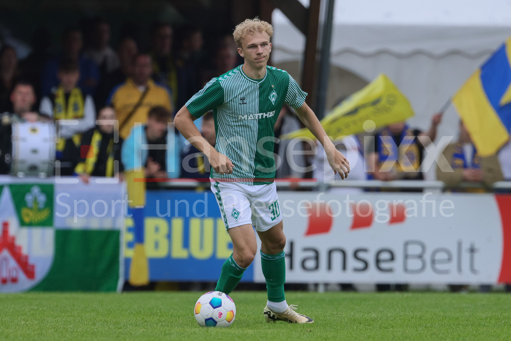 Fussball, Relegation Regionalliga Nord, SV Werder Bremen II - Holstein Kiel II | v.li.: Leon Opitz (SV Werder Bremen II, 30) am Ball, Freisteller, Einzelbild, Ganzkörper, Aktion, Action, Spielszene