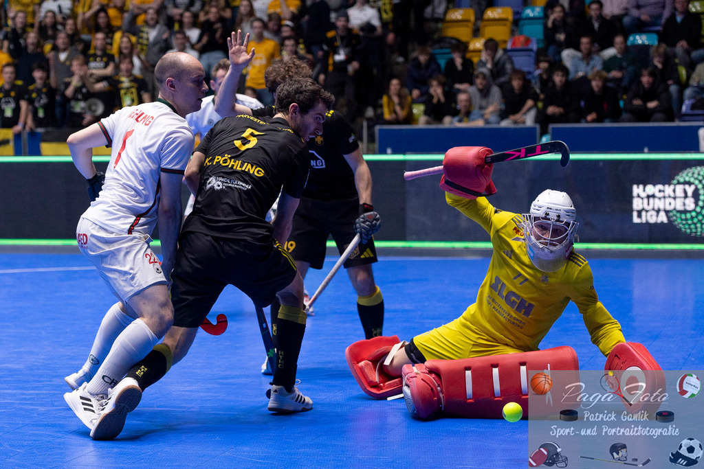 Volvo E.R.B. Final 4 Finale Männer: Harvestehuder THC - Crefelder HTC, 26.01.2025 | Jasper Ditzer (Harvestehuder THC #77) &amp; Kilian Pöhling (Harvestehuder THC #5) &amp; Jonathan Ehling (Crefelder HTC #1) im Kampf um den Ball, Harvestehuder THC - Crefelder HTC, Frankfurt, Süwag Arena, 26.1.2025 - Realisiert mit Pictrs.com