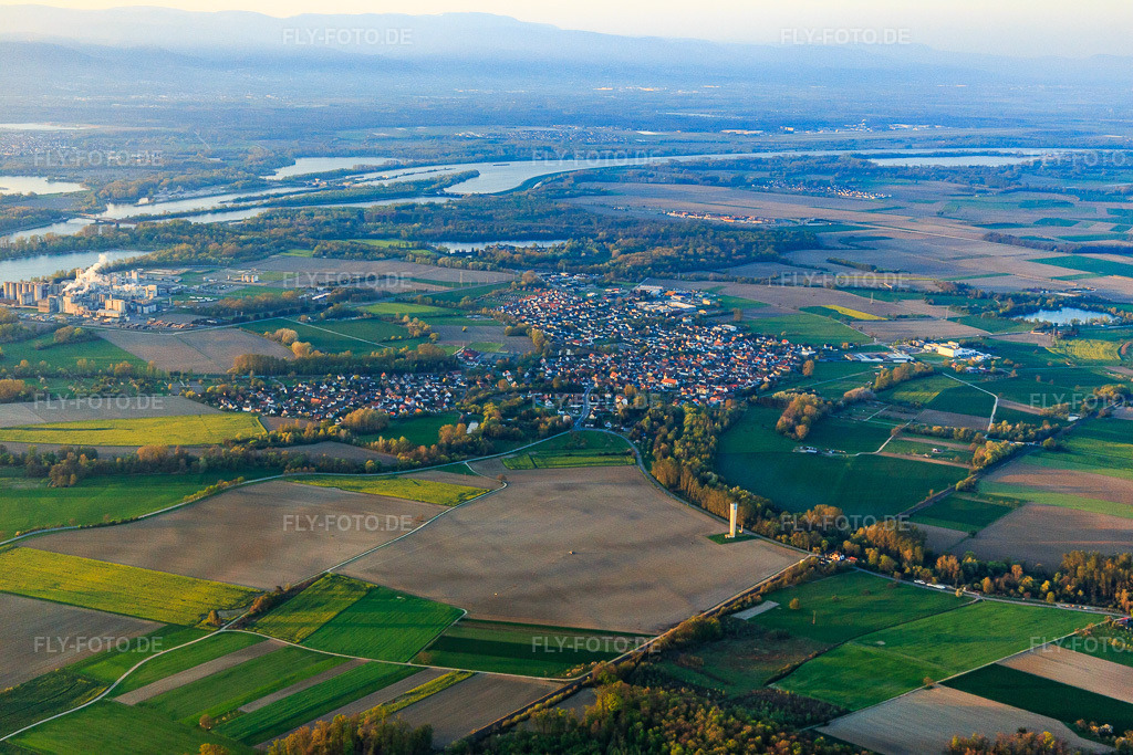 Luftbild: Ortsansicht von Nordwesten in Beinheim im Bundesland Bas-Rhin in Frankreich. – Foto: IMG_126519.jpg vom 25.04.2021 durch Werner Riehm/FLY-FOTO.de – Auflösung des Originals: 5472 x 3648 px