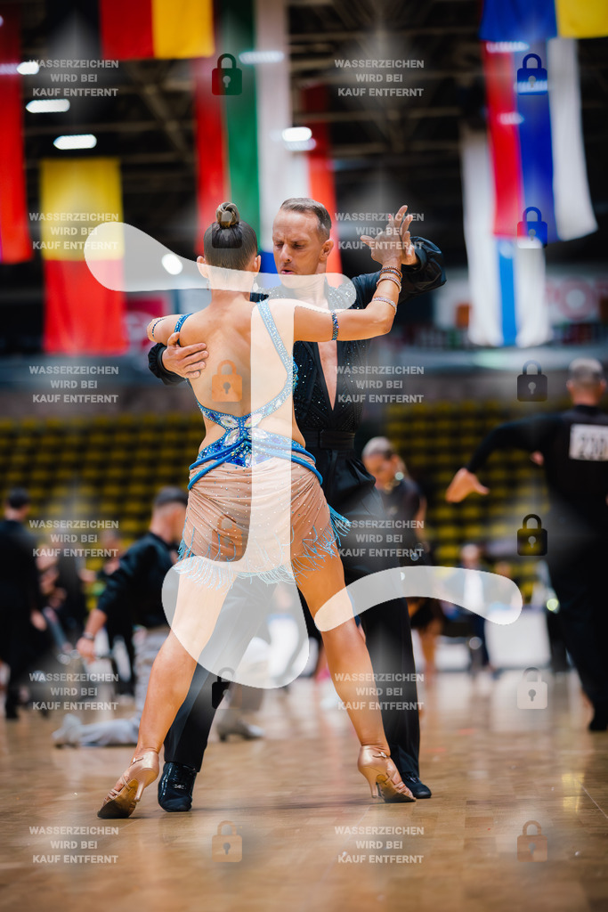 Hessen Tanzt WDSF Open Senior I Latin 11th (242) Thomas Unterer _ Ines Unterer (Regio Tanzclub Freiburg)-2025-05-17-2135 | Webshop for digital downloads and prints of dance sport, event & show photographer Julian Link - Realisiert mit Pictrs.com