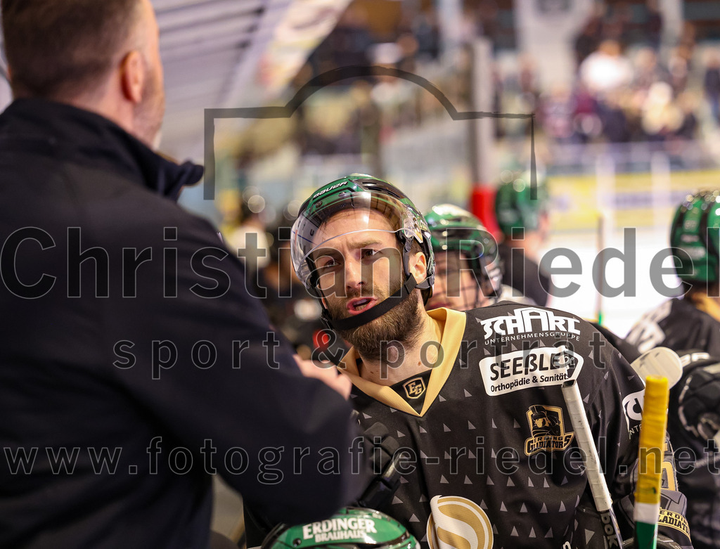 2024-03-08_102_TSV_Erding_gegen_EHC_Koenigsbrunn | Erding, Deutschland, 08.03.2024:
Eishockey, Bayernliga Playoffs 2023 / 2024, 1. Spieltag, TSV Erding gegen EHC Königsbrunn, Endergebnis: 3:0

Teamchef Thomas Daffner (Erding Gladiators), Petr Pohl (Erding Gladiators, #55)

Foto: Christian Riedel / fotografie-riedel.net