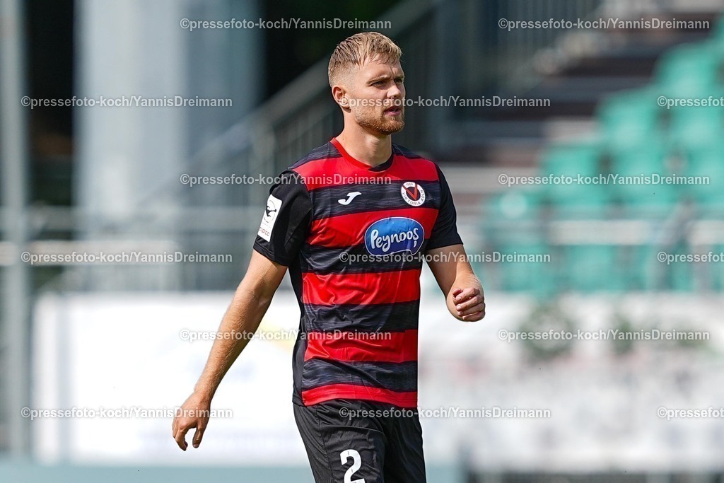 xydr03082501095 | 03.08.2025, xydrx, Fußball, 3.Liga, Viktoria Köln - FC Schweinfurt 05, Saison 2025 2026, Sportpark Höhenberg: Lars Dietz (Viktoria Köln #2)  DFB regulations prohibit any use of photographs as image sequences and or quasi-video.