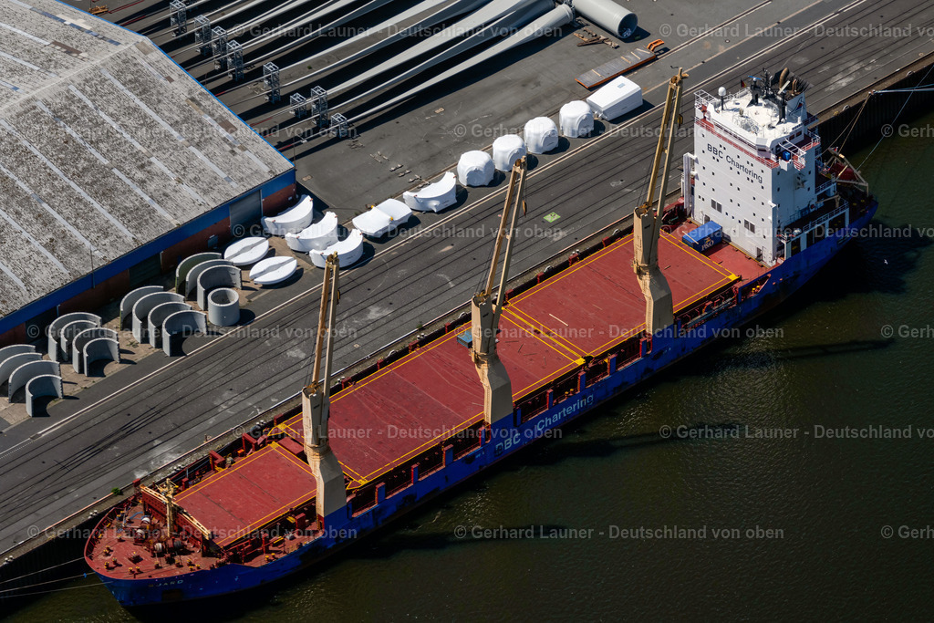 4029463 | BREMEN 01.06.2020 Kranschiff ankernd im Hafen am Offshore-Terminal Bremerhaven im Ortsteil Neustädter Hafen in Bremen, Deutschland. // Crane ship anchoring in the port at the Bremerhaven offshore terminal in the Neustaedter Hafen district in Bremen, Germany. Foto: Gerhard Launer