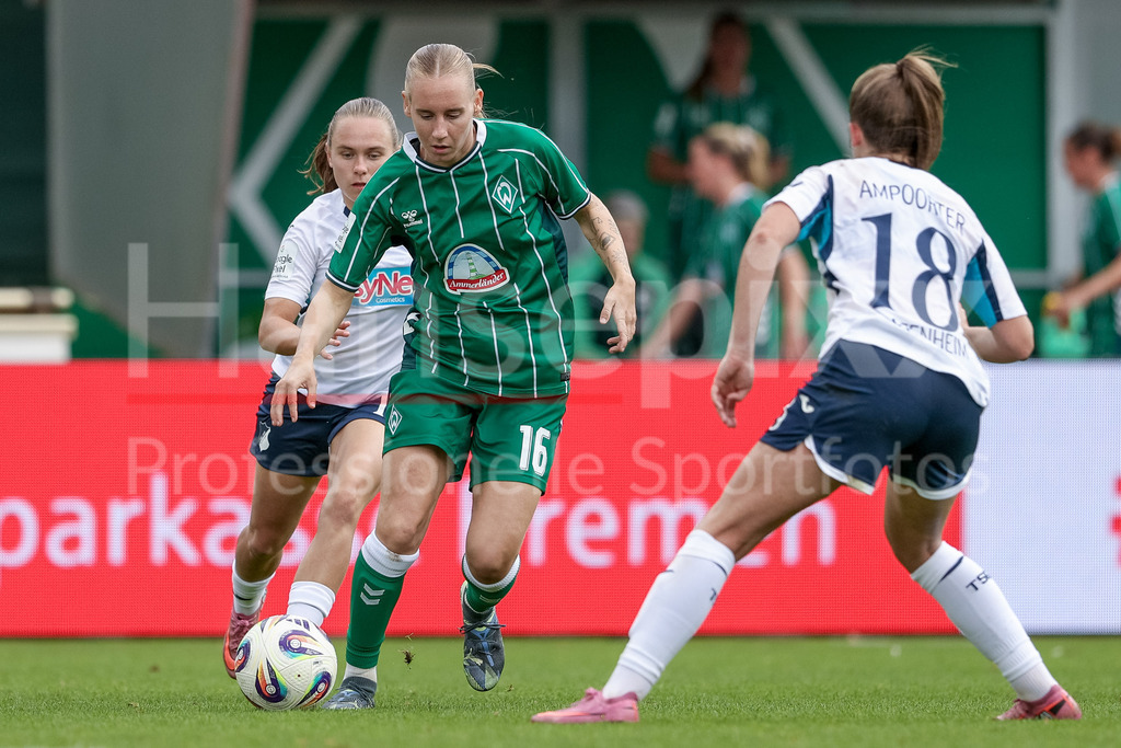 Fussball, Google Pixel Frauen-Bundesliga, SV Werder Bremen - TSG 1899 Hoffenheim | v.li.: Emöke Papai (SV Werder Bremen, 16) und Valesca Ampoorter (TSG 1899 Hoffenheim, 18) im Zweikampf, Duell, Dynamik, Aktion, Action, Spielszene, DIE DFB-RICHTLINIEN UNTERSAGEN JEGLICHE NUTZUNG VON FOTOS ALS SEQUENZBILDER UND/ODER VIDEOÄHNLICHE FOTOSTRECKEN. DFB REGULATIONS PROHIBIT ANY USE OF PHOTOGRAPHS AS IMAGE SEQUENCES AND/OR QUASI-VIDEO.