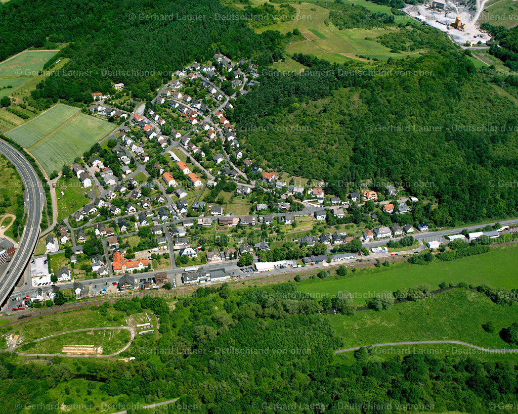 2610643 | BURG 09.06.2006 Von Wald und Forstgebieten umgebener Ortskern der Straßen und Häuser und Wohngebiete in Burg im Bundesland Hessen, Deutschland // Surrounded by forest and forest areas center of the streets and houses and residential areas in Burg in the state Hesse, Germany Foto: Gerhard Launer