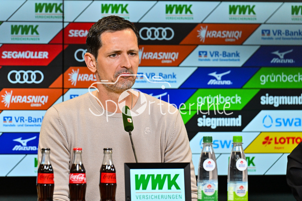 FC Augsburg - SG Eintracht Frankfurt | im Bild Dino TOPPMOELLER Trainer Eintracht Frankfurt nach der Partie in Augsburg auf der Pressekonferenz / Einzelfoto / Freisteller / Bundesliga: FC Augsburg - Eintracht Frankfurt, WWK Arena am 20.04.2025