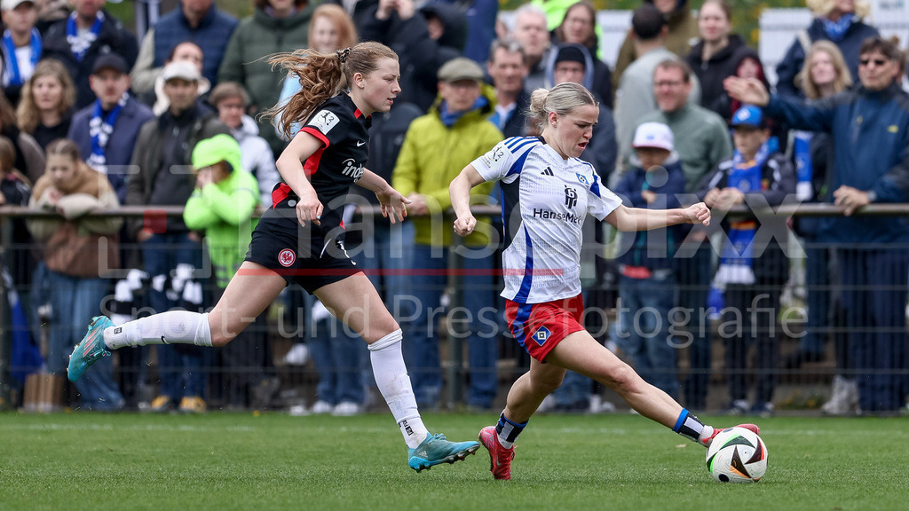 Fussball, 2. Frauen-Bundesliga, Hamburger SV - Eintracht Frankfurt II | v.li.: Marlene Wild (Eintracht Frankfurt II, 8) und Amelie Woelki (Hamburger SV, 27) im Zweikampf, Duell, Dynamik, Aktion, Action, Spielszene, DIE DFB-RICHTLINIEN UNTERSAGEN JEGLICHE NUTZUNG VON FOTOS ALS SEQUENZBILDER UND/ODER VIDEOÄHNLICHE FOTOSTRECKEN. DFB REGULATIONS PROHIBIT ANY USE OF PHOTOGRAPHS AS IMAGE SEQUENCES AND/OR QUASI-VIDEO.