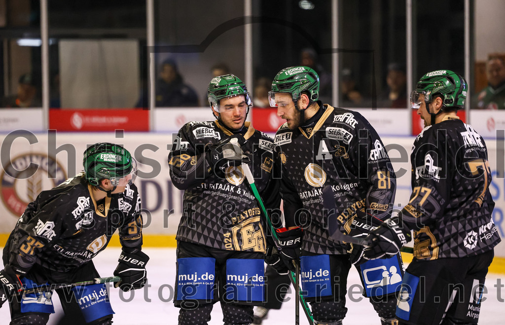 2024-02-23_042_TSV_Erding_gegen_ERSC_Amberg | Erding, Deutschland, 23.02.2024:
Eishockey, Bayernliga Playoffs 2023 / 2024, 3. Spieltag, TSV Erding gegen ERSC Amberg, Endergebnis: 2:3 n. V.

Thomas Matheson (Erding Gladiators, #37), Paul Pfenninger (Erding Gladiators, #58), Maximilian Forster (Erding Gladiators, #81), Philipp Michl (Erding Gladiators, #77)

Foto: Christian Riedel / fotografie-riedel.net