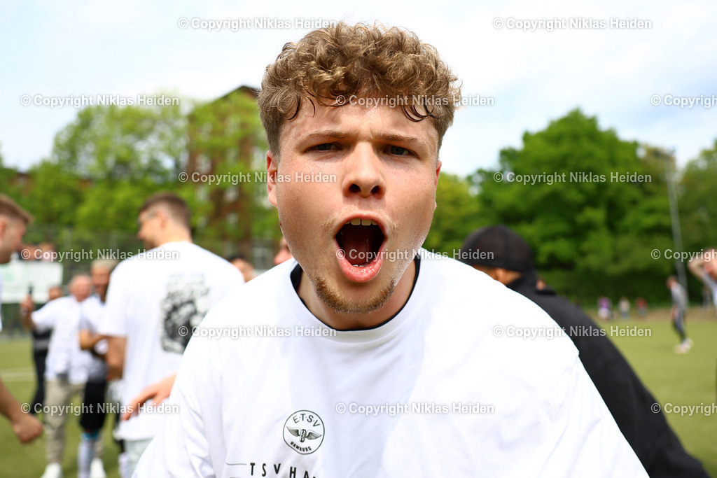 NH_HEBC_ETSVHamburg_OberligaHamburg_10052026 | #26 Luke Sendzik (ETSV Hamburg) bejubelt die Meisterschaft in der Oberliga Hamburg.Fußball I Herren I Gamesright Oberliga Hamburg I Saison 2025-2026 I 33. Spieltag I HEBC - ETSV Hamburg I 10.05.2026 I Reinmüllersportplatz